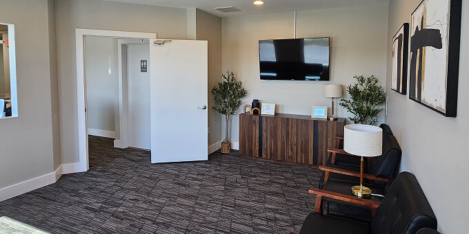 Image of the Etowah office lobby